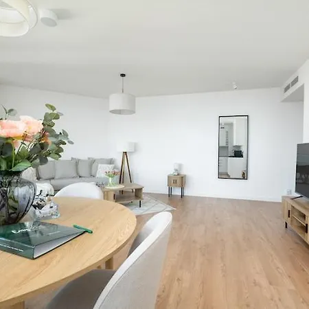 Stunning Seaview Retreat For 4 In Apartment *