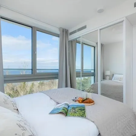 Stunning Seaview Retreat For 4 In Apartment *